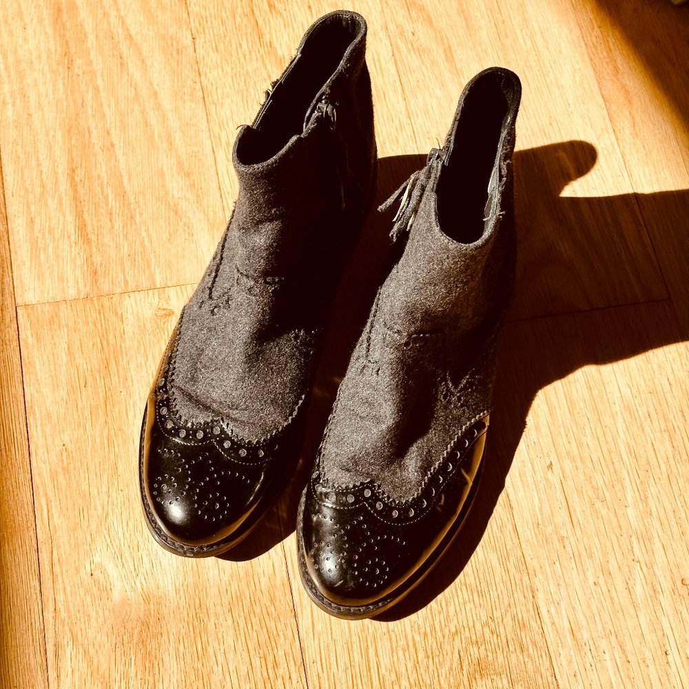 Stuart Weitzman Women's Leather Zip-up Ankle Boots - size 8